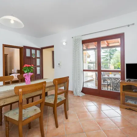 Strandnahe Marea Mit Pool Und Garten Apartment